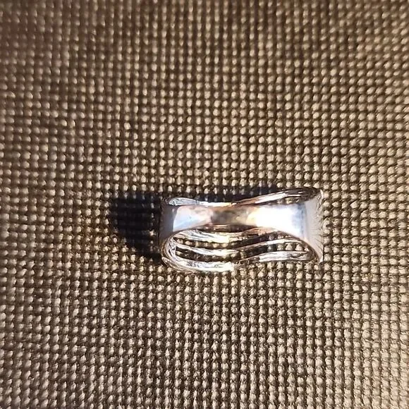 Elegant Silver Toned Band Ring With Faux Crystal Chips...size 8.5 - Picture 3 of 4